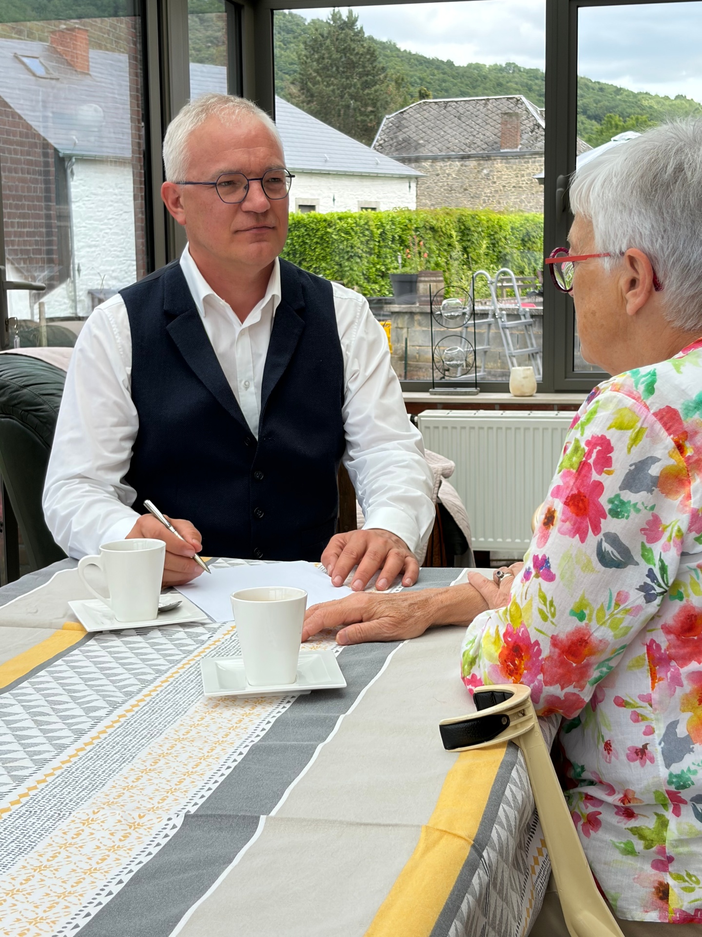 Maître Materne en consultation avec une cliente dans son cabinet